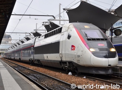 リヨン駅で発車を待つ TGV