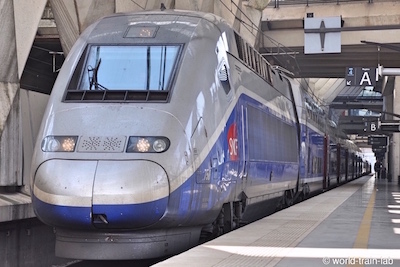 リヨン空港に到着した TGV