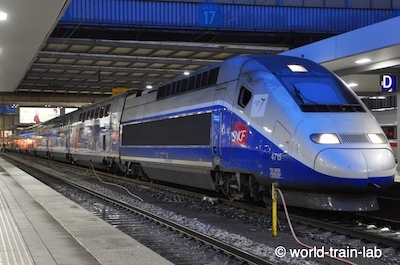 ミュンヘン中央駅で発車を待つパリ行き TGV